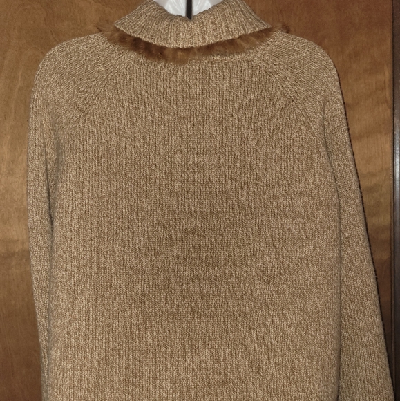 Camel turtleneck fur sweater - Picture 2 of 3